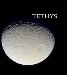 Het oppervlak van de maan Tethys, gemaakt door Cassini, eind oktober 2004 op ca. 1600 km. afstand