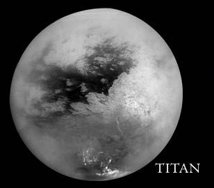 Collage van foto's op een afstand van 300.000 tot 600.000 km. die een totaalbeeld van Titan opleveren, gemaakt door Cassini op 26 oktober 2004