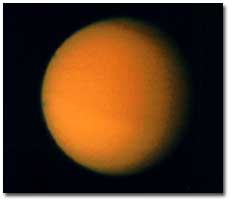 Foto gemaakt van de maan Titan door de Voyger in 1980