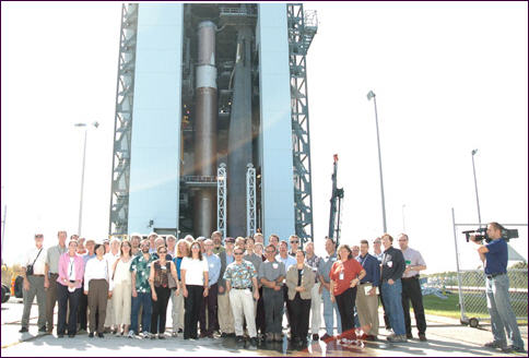 Het New Horizons team, staande voor de raket met de sonde naar Pluto - (c) NASA/JPL