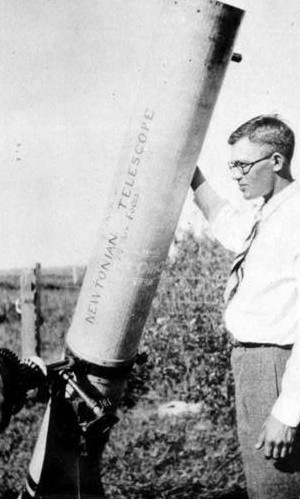 De jonge Clyde Tombaugh bij zijn Newton telescoop