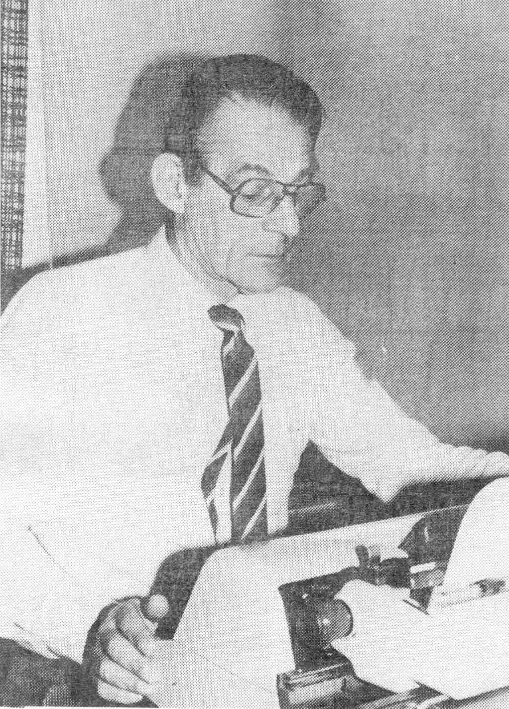 Gieles maakt zijn teksten op achter de typemachine, een activiteit die hij zo'n  20 jaar uitvoerde, voordat de computer het leven vergemakkelijkte