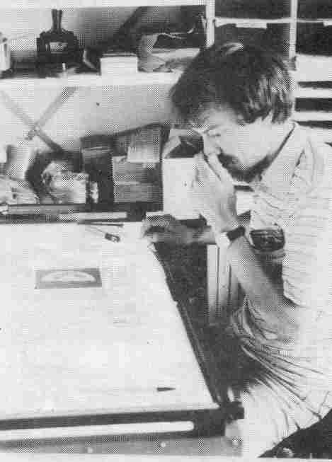 Wim Rietman achter de lay-out tafel, nog zo'n boegbeeld